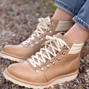 Nisolo Go-To City Hiker Boots
• Women 9.5• Tan Almond Lace Up Anthropologie $350